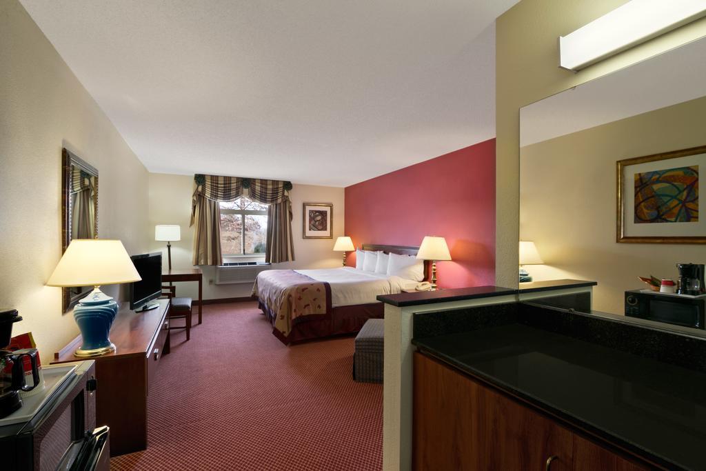Econo Lodge Whitehall Near Michigan'S Adventure Room photo